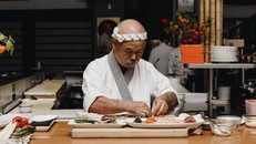 Nghệ nhân Nhật Bản tỉ mỉ chế biến nguyên liệu làm sushi.