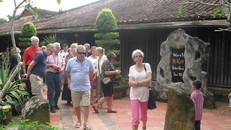 Du khách nước ngoài tham quan nhà cổ ông Kiệt tại Làng cổ Đông Hòa Hiệp, huyện Cái Bè. Ảnh: Minh Trí/TTXVN.