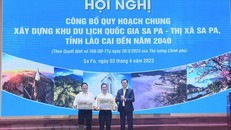 Trao hồ sơ quy hoạch chung xây dựng Khu du lịch Quốc gia Sa Pa cho các lãnh đạo địa phương và cơ quan chức năng. Ảnh: Hương Thu/TTXVN.