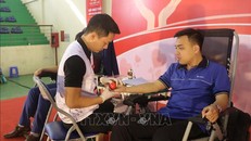 Đông đảo thanh niên Bắc Ninh tham gia hiến máu trong Ngày “Chủ nhật đỏ” lần thứ XV, năm 2023 với chủ đề “Hiến máu cứu người - Sinh mệnh của bạn và tôi”, ngày 28/2. Ảnh: Thái Hùng/TTXVN.