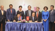 Bộ trưởng Bộ Lao động - Thương binh và Xã hội Việt Nam Đào Ngọc Dung (bên phải) và Bộ trưởng Bộ Lao động và Đào tạo nghề Vương quốc Campuchia Ing Samheng ký kết tuyên bố chung. Ảnh: Minh Quyết/TTXVN.