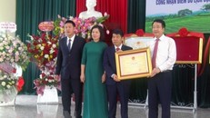 Phó Chủ tịch Ủy ban Nhân dân tỉnh Thái Nguyên Nguyễn Thanh Bình trao quyết định công nhận tri thức trồng và chế biến chè Tân Cương là di sản văn hóa phi vật thể quốc gia. Ảnh: Trần Trang/TTXVN.