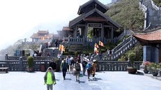 Du khách leo núi Fansipan (Lào Cai).