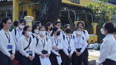 Sinh viên ngành du lịch đang thuyết trình về điểm đến tại Bưu điện TP Hồ Chí Minh trong giờ học thực hành. 