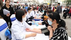 Hoạt động khám bệnh miễn phí cho bà con nhân dân hưởng ứng Ngày Sức khỏe Thế giới. Ảnh: Minh Đức/TTXVN.