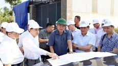 Đoàn công tác của Bộ Y tế khảo sát địa điểm dự kiến triển khai Dự án Bệnh viện Đa khoa vùng khu vực Tây Nguyên. Ảnh: Hoài Thu/TTXVN.