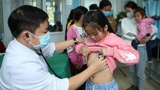 Bác sỹ Bệnh viện Tim Hà Nội khám sàng lọc bệnh tim bẩm sinh cho trẻ tại Bệnh viện Đa khoa tỉnh Lai Châu. Ảnh: Quý Trung/TTXVN.