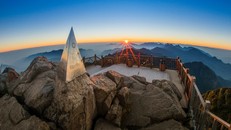 Chinh phục đỉnh Fansipan để chiêm ngưỡng thiên nhiên tuyệt đẹp trên dãy Hoàng Liên Sơn.