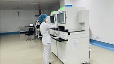 Nhân viên khoa Xét nghiệm Bệnh viện đa khoa Thống Nhất tiến hành xét nghiệm trước khi trả kết quả thông qua hệ thống chuyển mẫu xét nghiệm bằng khí nén.