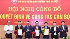 Chủ tịch UBND thành phố Hà Nội Trần Sỹ Thanh và các đồng chí lãnh đạo thành phố Hà Nội trao quyết định, tặng hoa chúc mừng các đồng chí nhận nhiệm vụ mới.