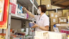 Nhân viên y tế lấy thuốc cấp cho bệnh nhân. Ảnh: Minh Quyết/TTXVN.