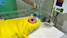 Một em bé chào đời tại Bệnh viện Phụ sản Trung ương.