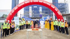 Tập thể CBNV trường Victoria Nam Sài Gòn chụp ảnh kỷ niệm cùng đối tác.