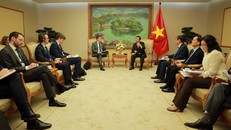 Phó Thủ tướng Trần Hồng Hà tiếp ông Chris Taylor và ông Tibor Stelbaczky.