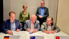 Nghị sĩ Franziska Brantner và Đại sứ Markus Ederer ở hàng sau.