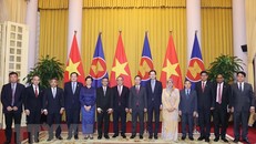 Chủ tịch nước Võ Văn Thưởng, Đại sứ các nước ASEAN và các đại biểu tham dự. Ảnh: Thống Nhất/TTXVN.