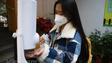 Học sinh sát khuẩn khi đến trường để phòng dịch COVID-19.