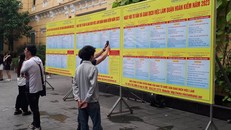 Người lao động tìm kiếm thông tin việc làm tại một phiên giao dịch việc làm lưu động.