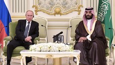 Tổng thống Nga Vladimir Putin và Thái tử Saudi Arabia Mohammed bin Salman.