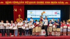 Ban tổ chức trao giải cho các cá nhân.