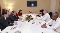 Bộ trưởng Bộ Văn hóa, Thể thao và Du lịch Nguyễn Văn Hùng hội đàm với Bộ trưởng Du lịch Cuba Juan Carlos García Granda. Ảnh: Doãn Tấn/TTXVN.