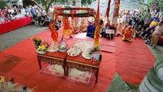 Các đội trưởng cùng nâng bó song (được dùng làm dây kéo) hành lễ trước khi thi đấu. Ảnh: Thanh Tùng/TTXVN.