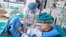 Bác sỹ Khoa Hồi sức cấp cứu - Bệnh viện Đa khoa Hùng Vương thăm khám cho bệnh nhân Trần Xuân Y., bị sốc phản vệ sau khi uống thuốc đông y. Ảnh: Trung Kiên/TTXVN.