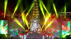 Chiếc áo dài có tà dài nhất Việt Nam xác lập kỷ lục Guinness Việt Nam. Ảnh: TTXVN