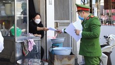 Cơ quan chức năng tuyên truyền các biện pháp phòng chống dịch trên địa bàn Hà Nội. Ảnh: TTXVN.