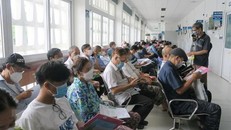 Nhiều người cao tuổi chờ đến lượt khám bệnh tại Bệnh viện Thống Nhất, Thành phố Hồ Chí Minh. Ảnh: Đinh Hằng/TTXVN.