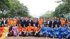 Thủ tướng Phạm Minh Chính với giảng viên và sinh viên Trường Đại học FPT. Ảnh: Dương Giang/TTXVN.