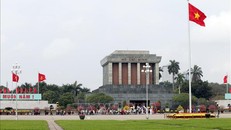 Người dân tới thăm Lăng Chủ tịch Hồ Chí Minh. Ảnh tư liệu: Anh Tuấn/TTXVN.