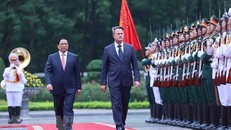 Thủ tướng Phạm Minh Chính và Thủ tướng Đại Công quốc Luxembourg Xavier Bettel duyệt Đội danh dự Quân đội nhân dân Việt Nam. Ảnh: Dương Giang/TTXVN.