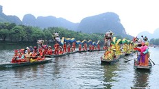 Lễ hội Tràng An thu hút đông đảo du khách.