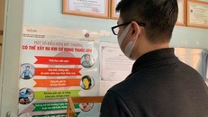 Người dân tìm hiểu thông tin về dự phòng lây nhiễm HIV/AIDS. Ảnh: TTXVN.