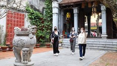 Du khách nước ngoài tham quan đình Kim Ngân trong khu phố cổ Hà Nội. Ảnh: Thanh Tùng/TTXVN.