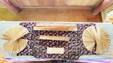 Các bộ kinh lá buông được trưng bày bên lề hội thảo tại Chùa Sà Lôn, xã Lương Phi, huyện Tri Tôn, tỉnh An Giang.