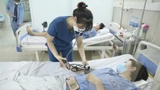 Điều dưỡng chăm sóc bệnh nhân tại Bệnh viện Thanh Nhàn. Ảnh: Minh Quyết/TTXVN.