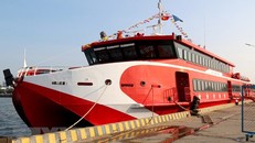 Tàu cao tốc Trưng Trắc là tàu hai thân lớn nhất tuyến vận tải biển Phan Thiết- Phú Quý với sức chứa 600 hành khách. Ảnh: Nguyễn Thanh/TTXVN.