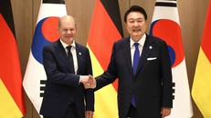 Thủ tướng Đức Olaf Scholz (trái) và Tổng thống Hàn Quốc Yoon Suk Yeol tại cuộc gặp ở Seoul ngày 21/5/2023. Ảnh: Dawn.