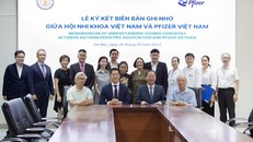 Ký kết biên bản hợp tác giữa hai bên. Ảnh: TTXVN.