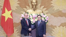 Chủ tịch Quốc hội Vương Đình Huệ tiếp Thượng Nghị sỹ Hoa Kỳ Mike Crapo. Ảnh: Doãn Tấn/TTXVN.