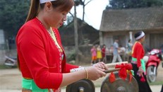 Đồng bào dân tộc Mường ở huyện Nho Quan, tỉnh Ninh Bình biểu diễn dân ca, dân vũ, dân nhạc. Ảnh: Thùy Dung/ TTXVN.