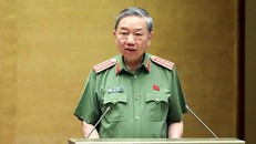 Đại tướng Tô Lâm, Bộ trưởng Bộ Công an trình bày Tờ trình về dự án Luật sửa đổi, bổ sung một số điều của Luật Xuất cảnh, nhập cảnh của công dân Việt Nam và Luật Nhập cảnh, xuất cảnh, quá cảnh, cư trú của người nước ngoài tại Việt Nam. Ảnh: Phạm Kiên/TTXVN.