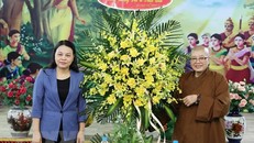 Phó Chủ tịch-Tổng Thư ký Ủy ban Trung ương Mặt trận Tổ quốc Việt Nam Nguyễn Thị Thu Hà chúc mừng Ni trưởng Thích Đàm Lan. Ảnh: Minh Đức/TTXVN.