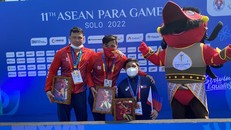 Kình ngư Võ Huỳnh Anh Khoa (giữa) giành huy chương Vàng đầu tiên cho đoàn thể thao người khuyết tật Việt Nam tại ASEAN Para Games lần thứ 11. Ảnh: Chiến Phong/TTXVN.