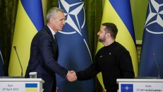 Tổng thống Ukraine Volodymyr Zelensky (phải) và Tổng Thư ký NATO Jens Stoltenberg. Ảnh: DW.