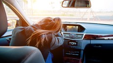 [Infographics] Nguy cơ khi ngủ trong ôtô bật điều hòa đóng kín cửa