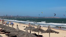 Biển Mũi Né luôn thu hút đông đảo du khách đến nghỉ dưỡng và chơi các môn thể thao trên biển. Ảnh: Hồng Hiếu/TTXVN.