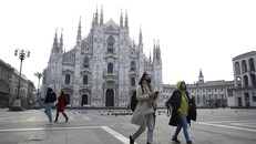 Người dân tại quảng trường Del Duomo ở Milan, Italy. Ảnh: LAT.
